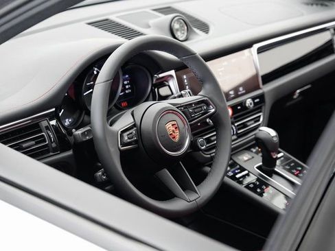 Certified 2025 Porsche Macan image 9