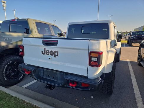 Used 2024 Jeep Gladiator Rubicon AWD/4WD image 3
