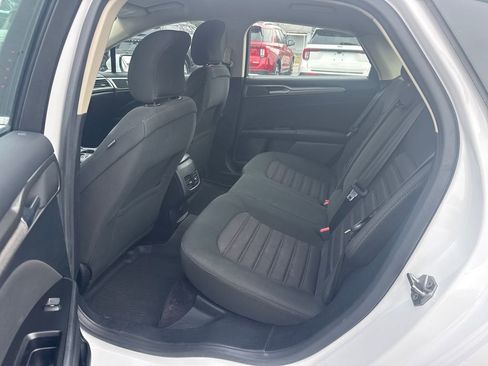 Used 2017 Ford Fusion SE w/ Fusion SE Technology Package image 16