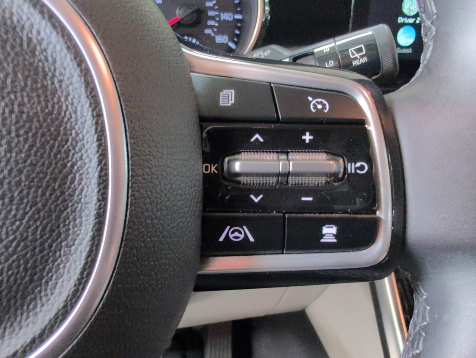 Used 2024 Kia Carnival EX FWD image 12