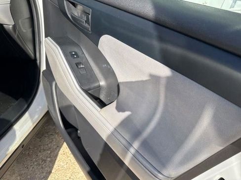 Used 2022 Toyota Highlander LE image 23