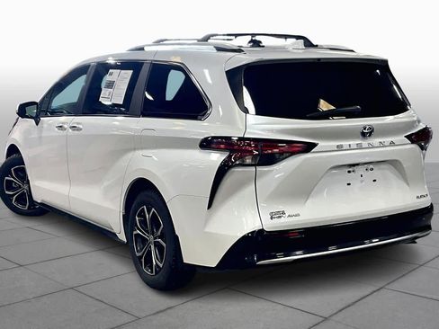 Used 2025 Toyota Sienna Platinum image 12
