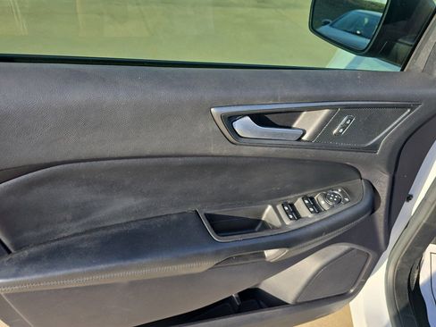 Used 2020 Ford Edge SE image 18