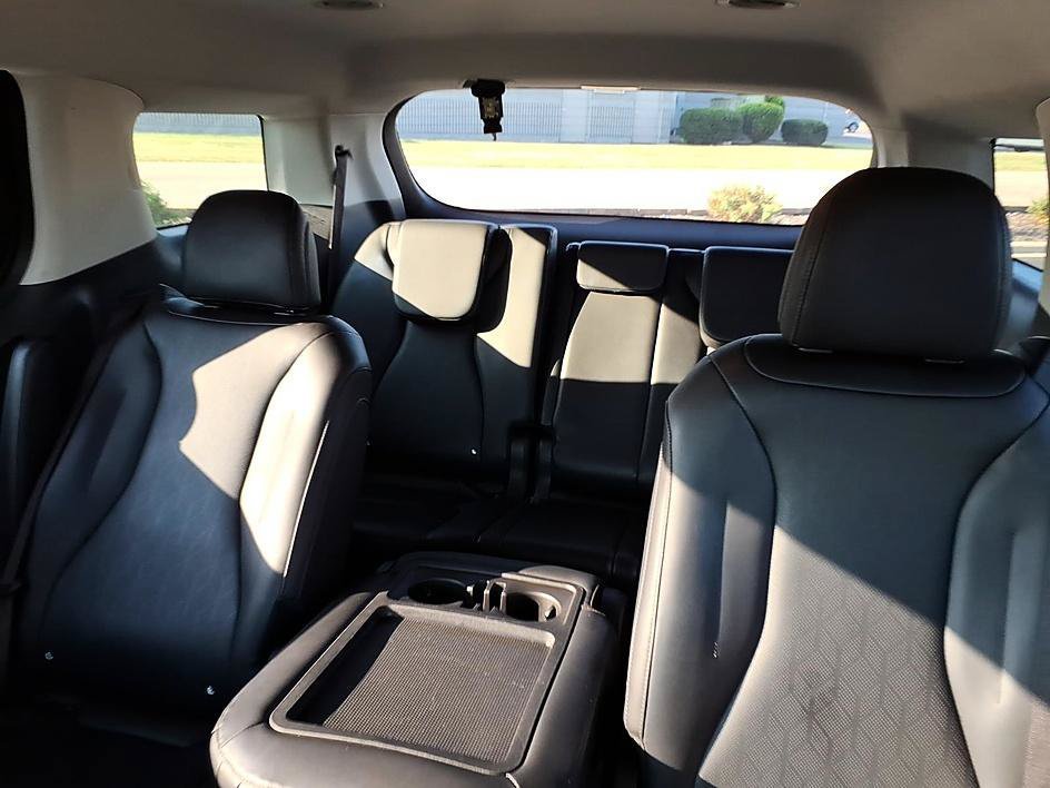 Used 2025 Kia Carnival FWD image 17