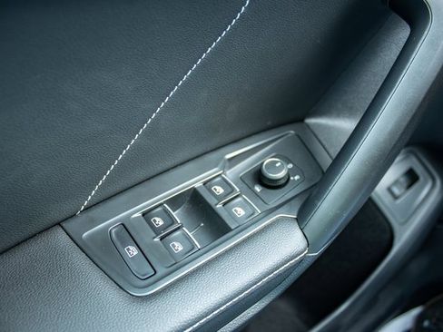 Used 2023 Volkswagen Tiguan SE image 35