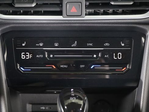 Used 2025 Volkswagen Taos SE image 33