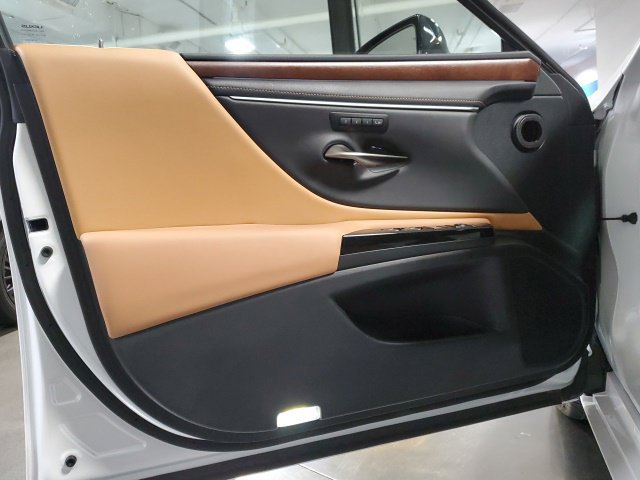Used 2025 Lexus ES 300h w/ Premium Package FWD image 21