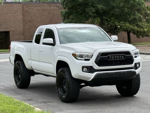 Used 2016 Toyota Tacoma SR5 w/ Towing Package RWD image 3