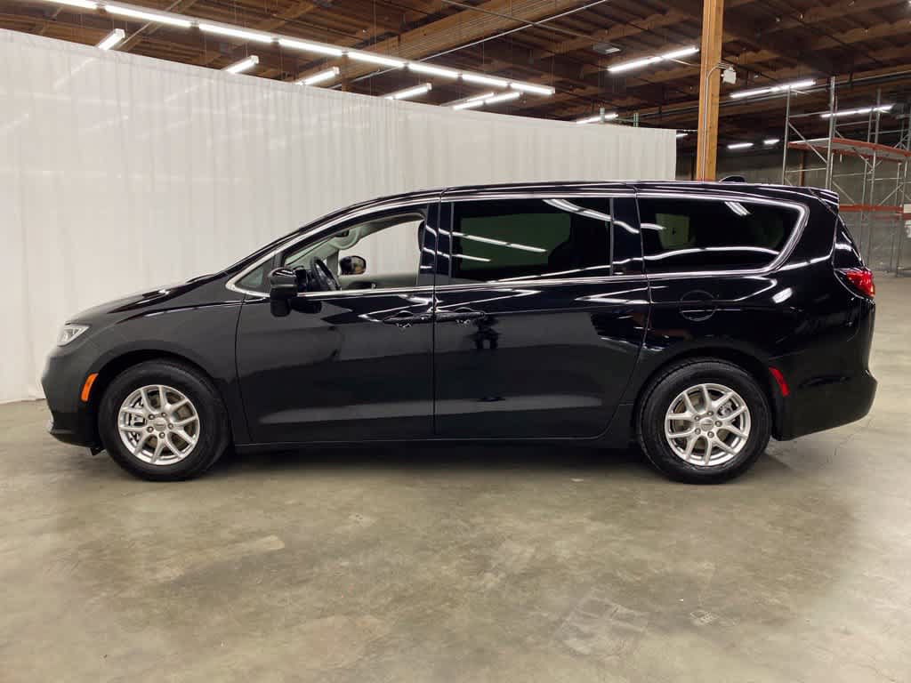 Used 2024 Chrysler Pacifica Touring-L FWD image 3