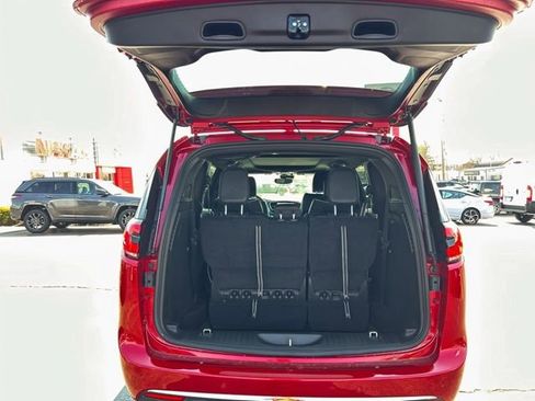 New 2026 Chrysler Pacifica Limited AWD/4WD image 9