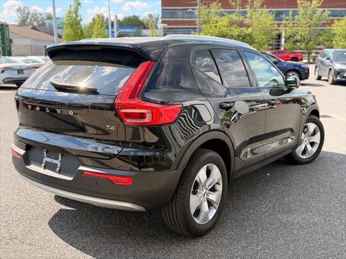 Used 2022 Volvo XC40 T4 Momentum FWD image 6