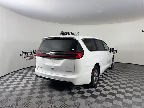 Used 2024 Chrysler Pacifica Limited image 10