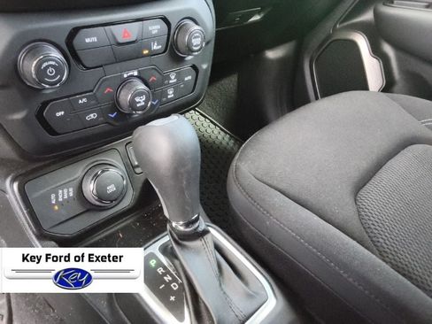 Used 2023 Jeep Renegade Latitude w/ Premium Group AWD/4WD image 37
