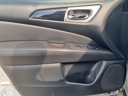 Used 2019 Nissan Pathfinder SV image 9