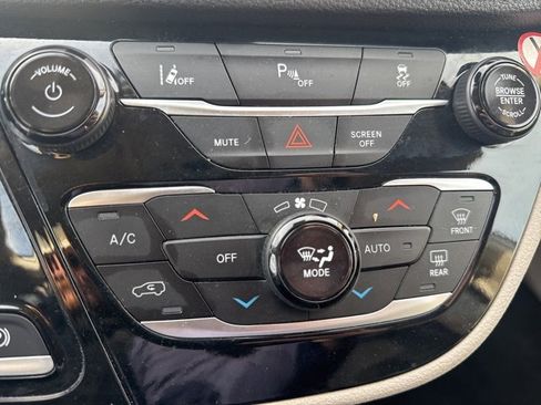 Used 2024 Chrysler Pacifica Select image 20