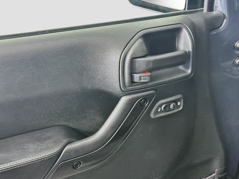 Used 2017 Jeep Wrangler Unlimited Sahara AWD/4WD image 15