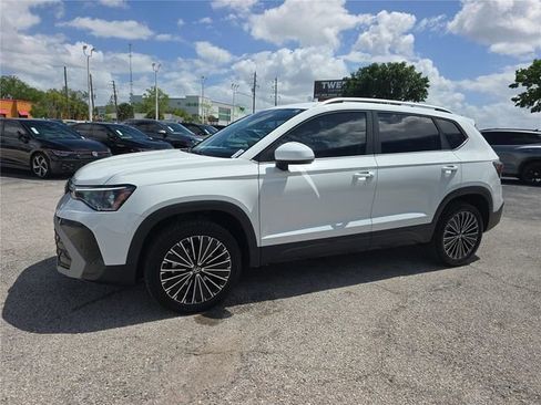 New 2026 Volkswagen Taos SE FWD image 6
