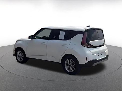 Used 2025 Kia Soul LX w/ LX Technology Package FWD image 9