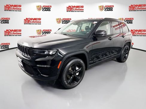 Used 2023 Jeep Grand Cherokee Limited w/ Black Appearance Package image 13