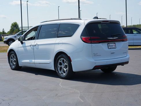 Used 2023 Chrysler Pacifica Limited FWD image 5