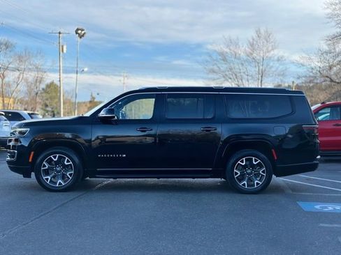 Used 2024 Jeep Wagoneer L Series III w/ Flexible Seating Group AWD/4WD image 2