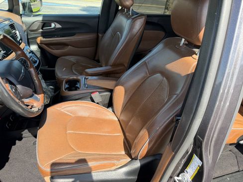 Used 2019 Chrysler Pacifica Limited w/ Tire & Wheel Group FWD image 15