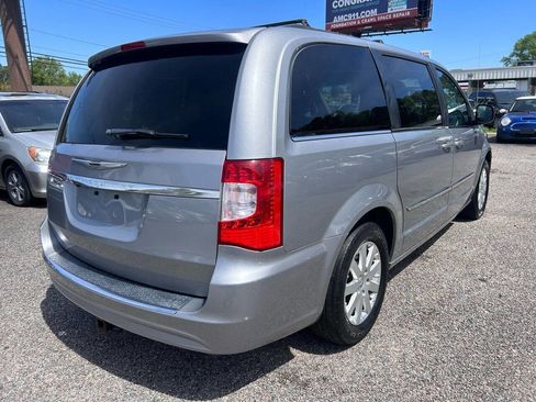 Used 2015 Chrysler Town & Country Touring image 5