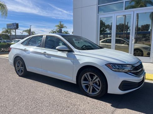 Used 2023 Volkswagen Jetta SE w/ Panoramic Sunroof Package image 4