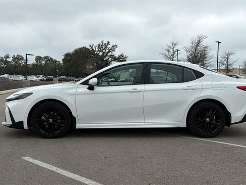Used 2025 Toyota Camry SE image 2