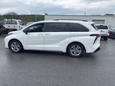 Used 2021 Toyota Sienna XSE w/ XSE Plus Package AWD/4WD image 5