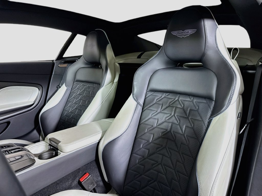 Used 2025 Aston Martin Vanquish RWD image 17