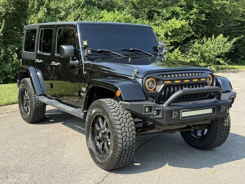 Used 2017 Jeep Wrangler Unlimited Sahara AWD/4WD image 8