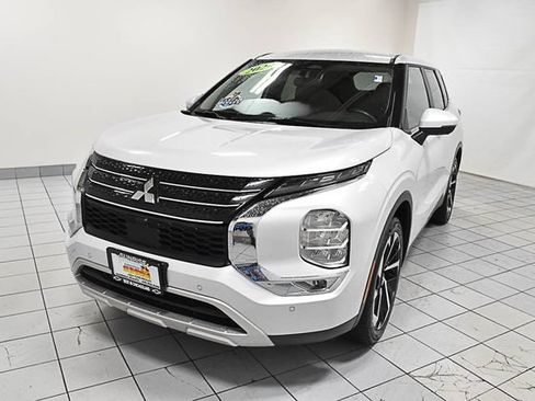 Used 2024 Mitsubishi Outlander SE FWD image 1