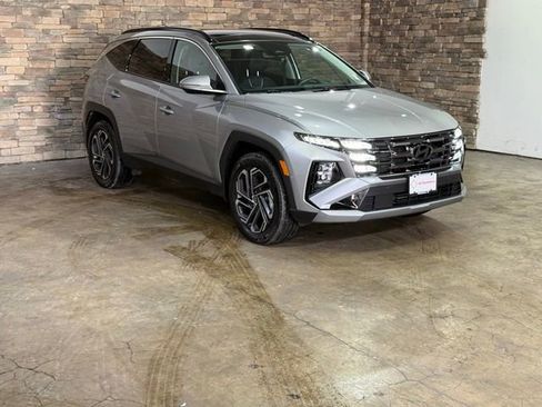 Used 2025 Hyundai Tucson Limited AWD/4WD image 3