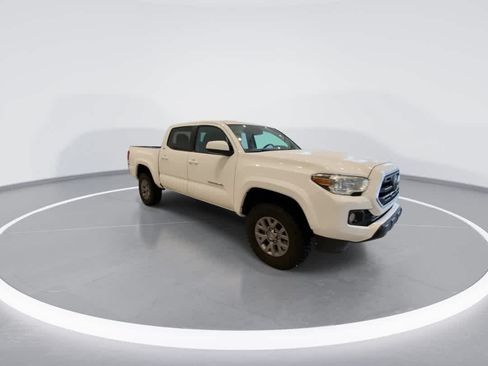 Used 2019 Toyota Tacoma SR5 AWD/4WD image 2