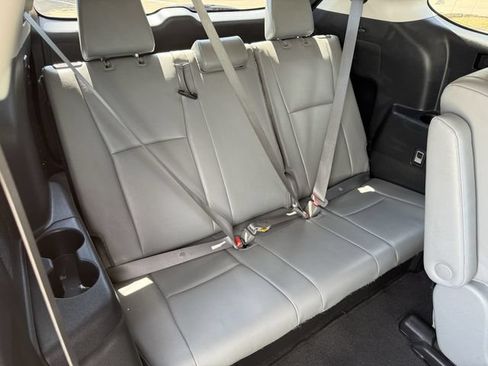 Certified 2024 Toyota Highlander XLE FWD image 30