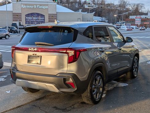 Used 2025 Kia Seltos LX image 6