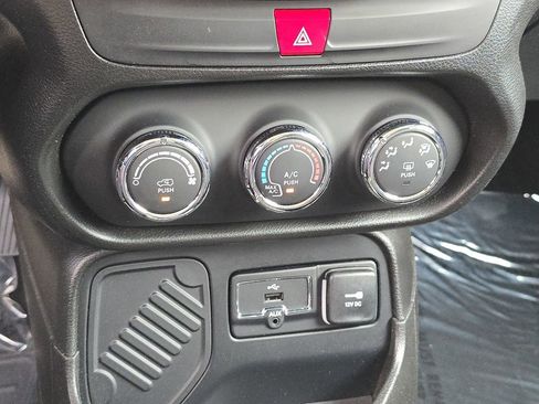 Used 2016 Jeep Renegade Latitude FWD image 29