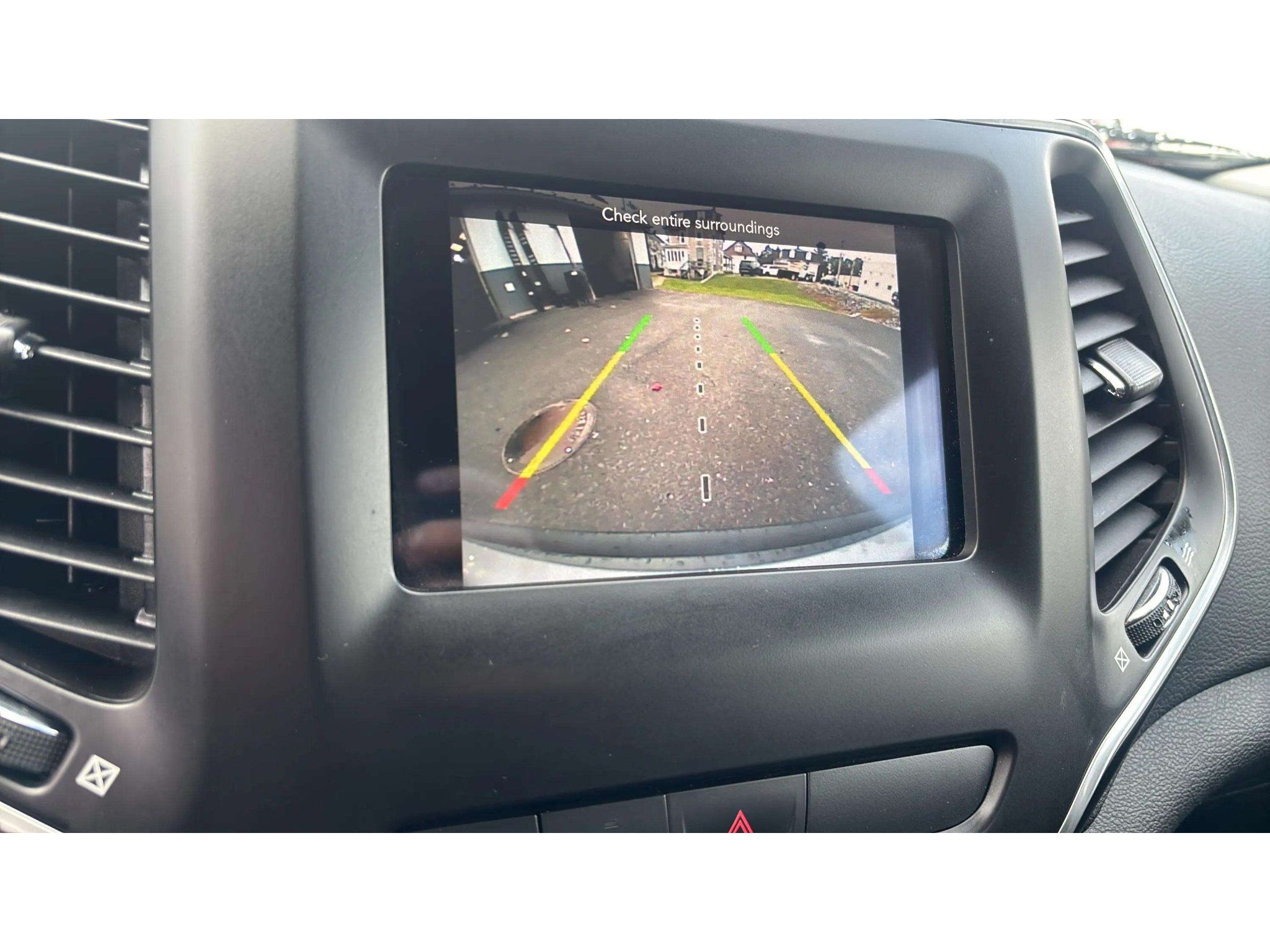 Used 2019 Jeep Cherokee Latitude Plus w/ Comfort/Convenience Group AWD/4WD image 17