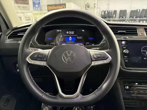 Used 2024 Volkswagen Tiguan SE w/ Panoramic Sunroof Package AWD/4WD image 17
