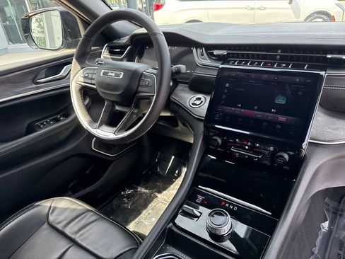 Used 2024 Jeep Grand Cherokee L Limited w/ Luxury Tech Group II AWD/4WD image 36
