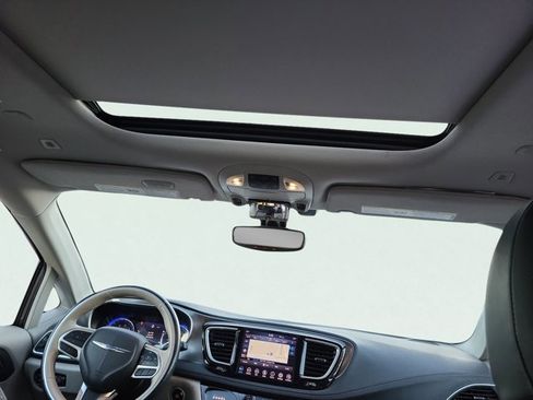 Certified 2019 Chrysler Pacifica Limited image 13