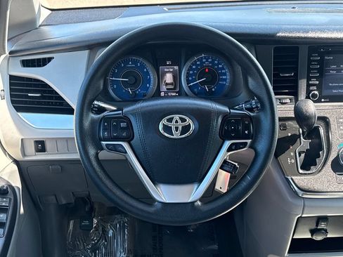 Used 2018 Toyota Sienna LE AWD/4WD image 14