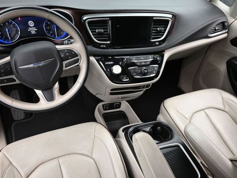 Used 2020 Chrysler Pacifica Limited image 14