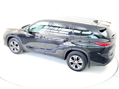Certified 2021 Toyota Highlander XLE image 12