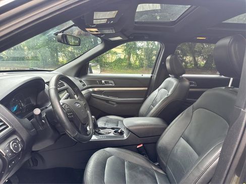 Used 2018 Ford Explorer XLT w/ Equipment Group 202A image 9