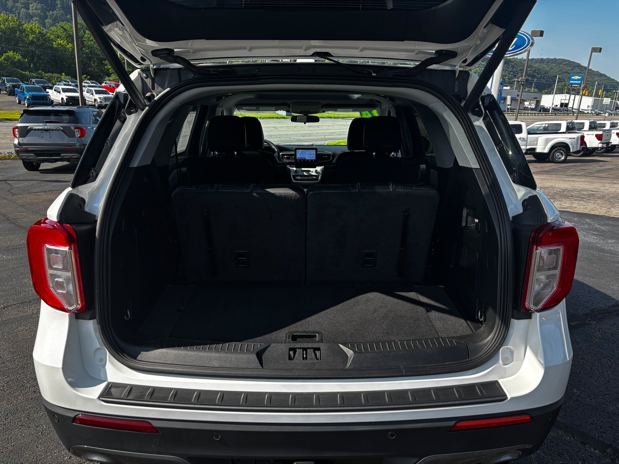 Used 2024 Ford Explorer XLT w/ Equipment Group 202A AWD/4WD image 8