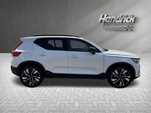 Used 2023 Volvo XC40 B4 Plus w/ Climate Package FWD image 10