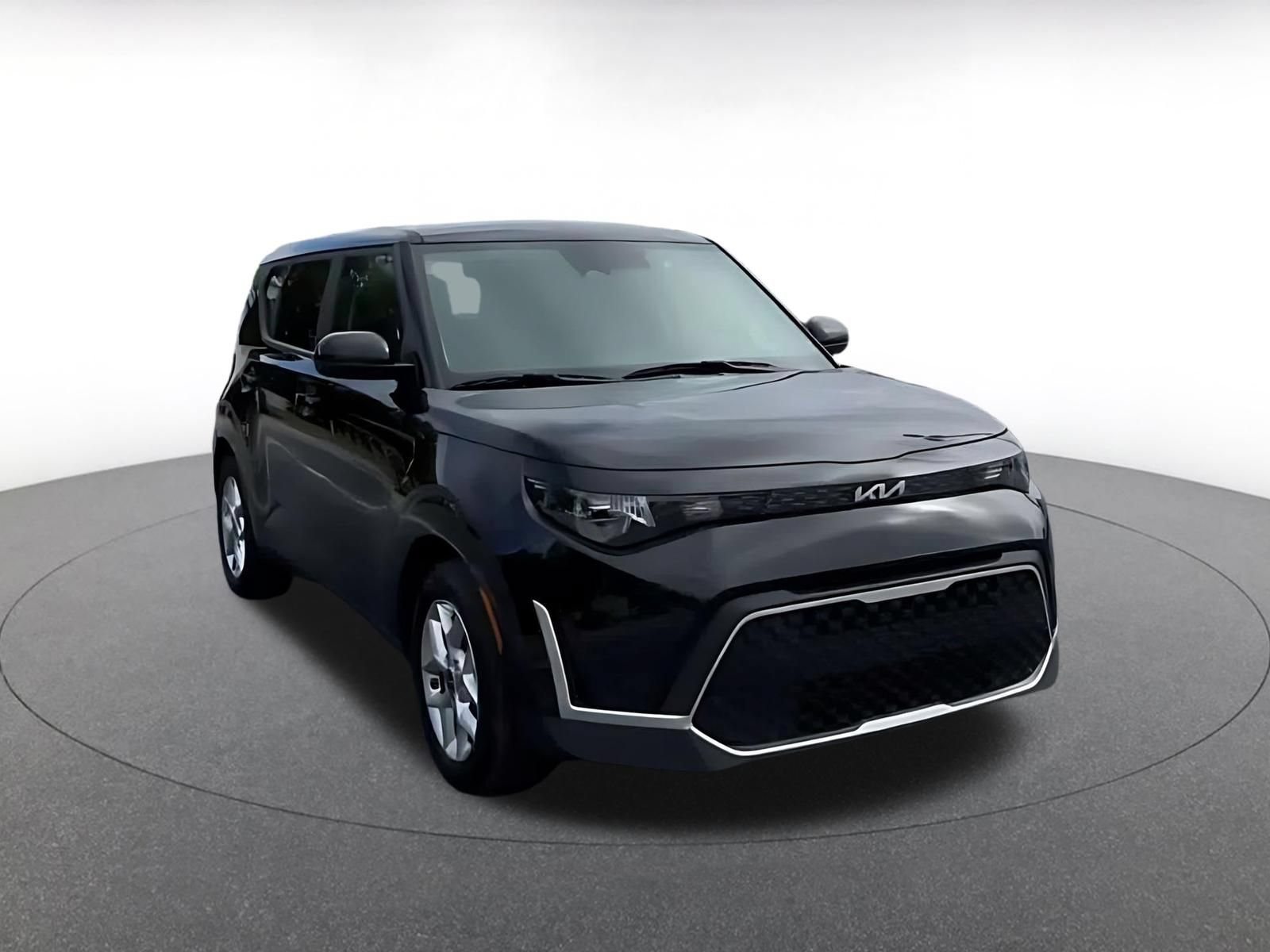 Used 2025 Kia Soul LX w/ LX Technology Package FWD image 3