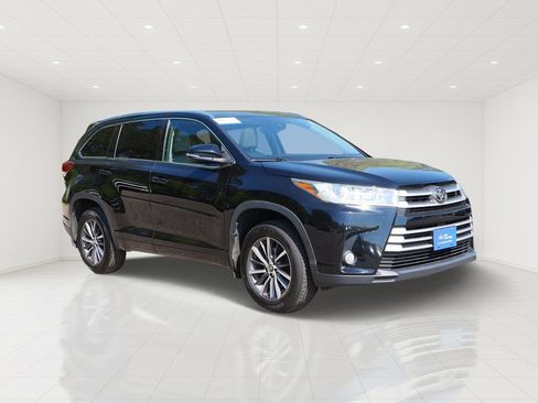Used 2018 Toyota Highlander XLE AWD/4WD image 1